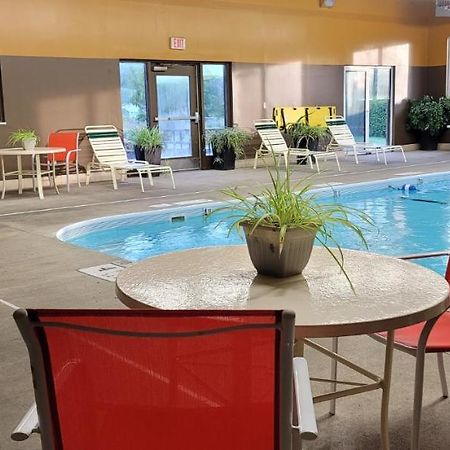 Super 8 By Wyndham Plattsburgh Hotel Buitenkant foto