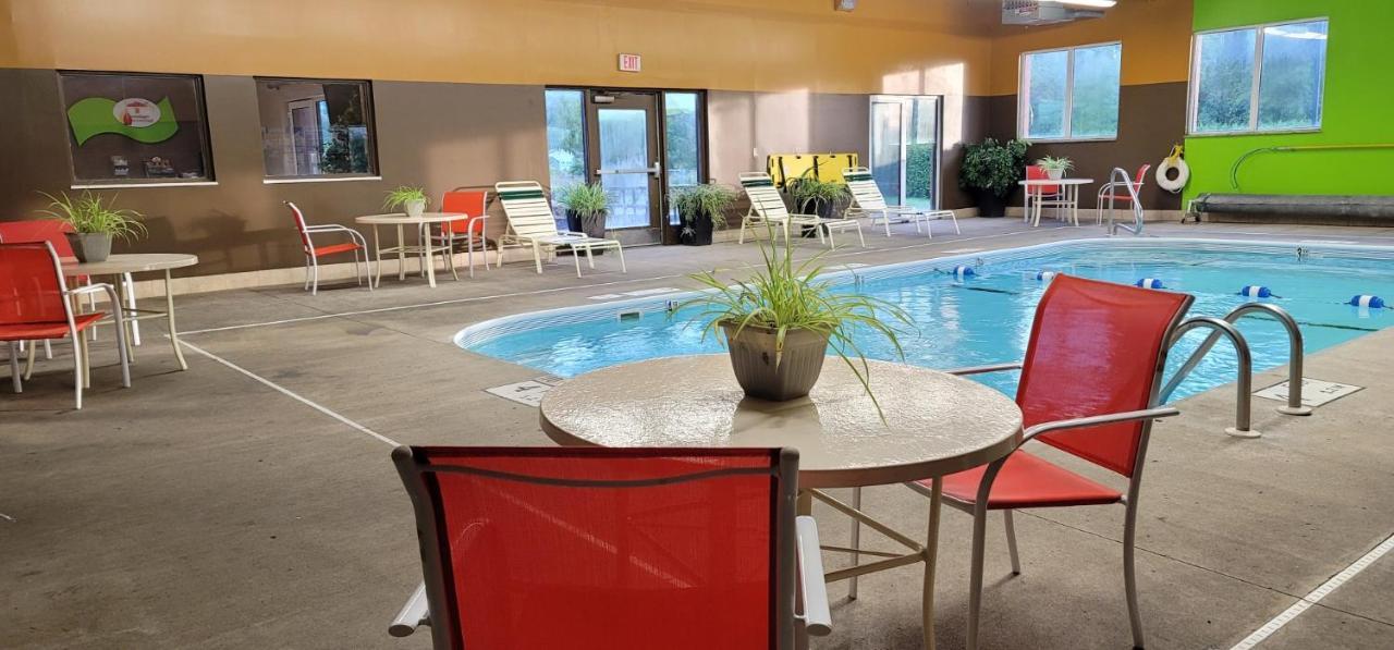 Super 8 By Wyndham Plattsburgh Hotel Buitenkant foto