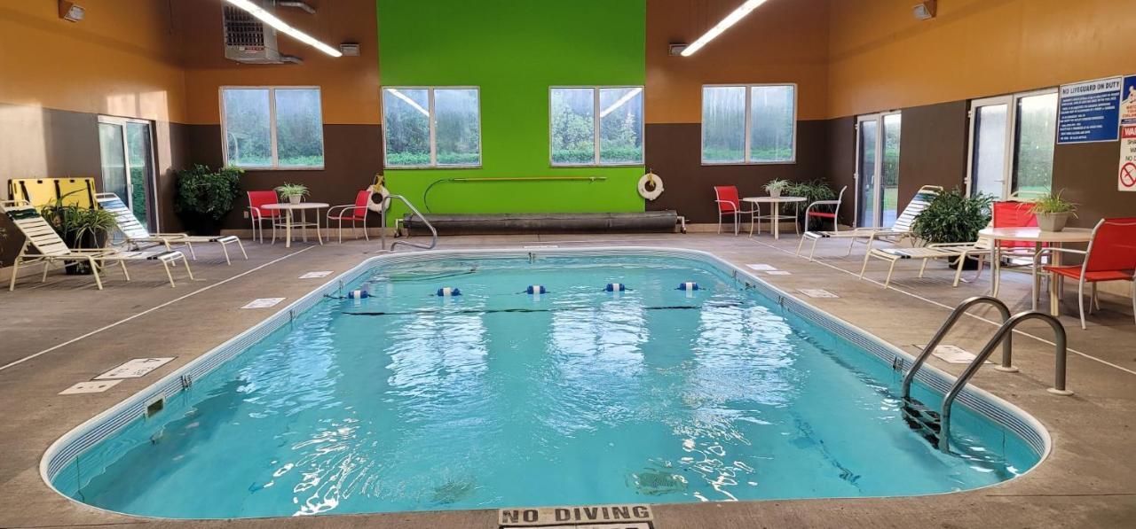 Super 8 By Wyndham Plattsburgh Hotel Buitenkant foto